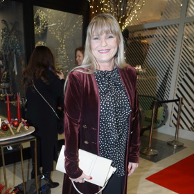 Chantal Poullain předvedla elegantní sametový kabátek.