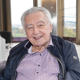 Takto vypadá Josef Zíma dnes, ve svých 90 letech - a stále veřejně vystupuje.