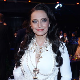 Lucie Bílá v roce 2022 doplnila bílou róbu závěsem perel. 