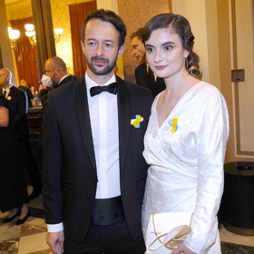 Eviným manželem je scenárista Matěj Podzimek.