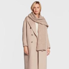 Béžová šála od značky Guess v monochromatickém outfitu je prostě krása, klasika a nadčasovost. Modivo, 779 Kč