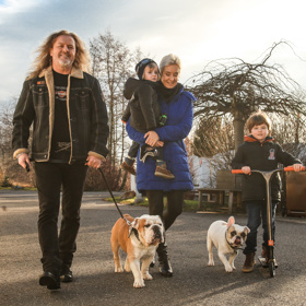 Mimo Adama vychovává Pepa s manželkou Jovankou také mladšího syna Alberta.