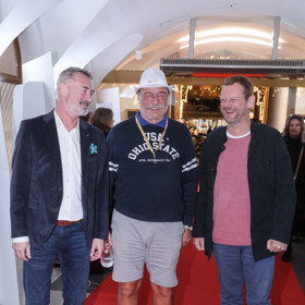 Herec Pavel Nový je zkrátka svůj a i na premiéru pohádky Největší dar oblékl milované kraťasy.