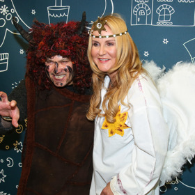 V roce 2018 šla Vendula Pizingerová za anděla, pod čertovskou maskou se skrýval zpěvák Pavel Vítek.