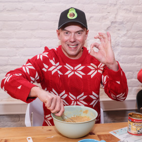 Láďa Hruška umí také delikátní vaječný likér bez vajec.