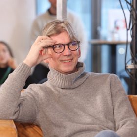 Režisér Jiří Strach už má šedivé vlasy.