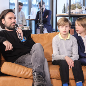 Viktor Sekanina (vlevo) a Theo Schsefer (vpravo) nesměli chybět na tiskové konferenci České televize.