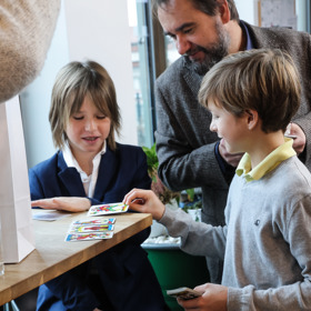 Kluci se během dlouhé tiskové konference zabavili hraním karet.