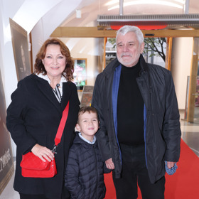 Zlata Adamovská a Petr Štěpánek nedávno navštívili filmovou premiéru s vnukem Viktorem. Ten je synem dcery Zlaty Adamovské a Radka Johna Barbory.