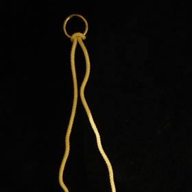 Takzvané clacker toys, dva míčky přivázané k provázku, se většinou vyráběly z plastu, který se po nárazu rád tříštil. V nejlepším případě to skončilo jizvou, v nejhorším slepotou.