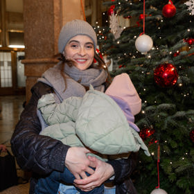 Herečka Eva Podzimková navštívila tradiční vánoční trh u pražského Divadla Bez zábradlí.