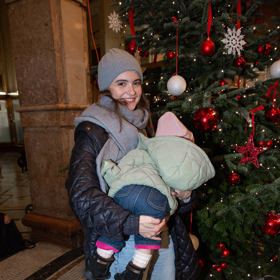 Vzala s sebou také rok a půl starou dcerku Lotu.