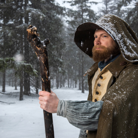 Krakonošovo tajemství: Zámek v podhůří Krkonoš má nového majitele, hamižného Štěpána (Jakub Prachař). Lesům ale vládne starý známý Krakonoš (David Svehlík).