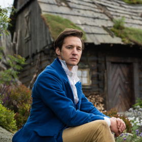 Jednou z vedlejší dějových linek je láska Adama (Jan Nedbal), mladšího bratra hamižného zámeckého pána Štěpána.