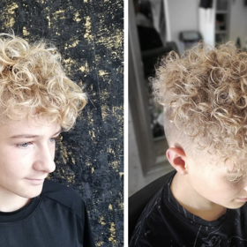 Kadeřnice Lenka Pospíšilová říká, že se jí klienti na obnovu účesu vracejí mezi čtvrt až půl rokem. To je zhruba doba, po kterou pánům takové kudrlinky vydrží. Musíte uznat, že účes vypadá výborně.