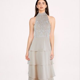 Šaty v popelavém odstínu se zdobeným živůtkem a kaskádovitou sukní budou slušet především ženám se štíhlými pažemi. Little Mistress, 1 255 Kč