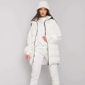 Monochromatický outfit v krémové barvě vypadá luxusně. Set tepláků, mikiny a vesty od Londonclub.cz za 2 379 Kč