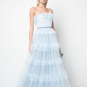 Nebesky modré šaty jsou dechberoucí a něžné, budete v nich vypadat jako víla. Marchesa Notte, 1 295 dolarů