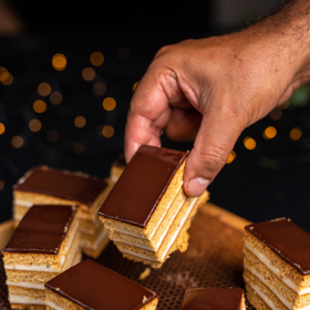 V knize najdete i recepty na tyto božské medové řezy Berkyho maminky. Finalista Masterchefa je ještě maličko vylepšil. 