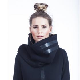 Nechce-li se vám dlouze přemýšlet  o stylingu šály, a přesto chcete vypadat originálně, pořiďte si černý nákrčník s grafickým potiskem od značky Mikela da Luka. 590 Kč