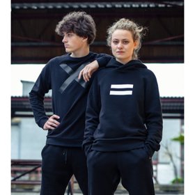 Oversize mikina od designerské značky Mikela da Luka je unisex, takže si ji s přítelem můžete půjčovat. Otázka je, zda-li se budete chtít dělit. 2 490 Kč