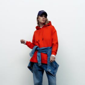 Mikinu můžete využít separátně, třeba se širokými džíny a sportovní čepicí. Mikina Zara, 699 Kč