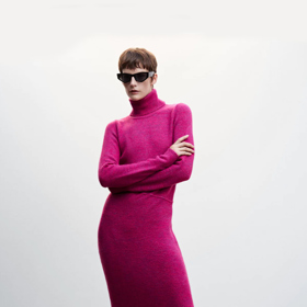 Úpletové šaty v trendy magentové barvě. Mango, 1 599 Kč