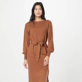 Hnědé šaty s rozparkem a černými kozačkami. Vila Clothes, 1 129 Kč