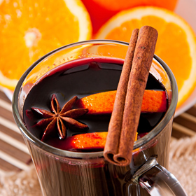 Svařené červené víno je klasikou v nápojích na zahřátí, ještě lépe bude chutnat s cukrem, který necháte zkaramelizovat.