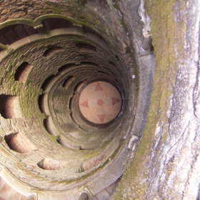 Raritou je takzvaná obrácená věž, neboli též studna zasvěcení.