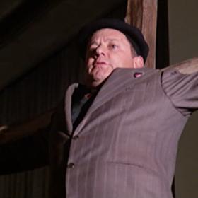 Série příběhů účetního Uga Fantozziho (Paolo Villaggio) je sledem scének, nichž se hlavnímu hrdinovi obvykle stane něco tragikomického.