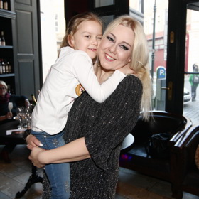 Zpěvačka Klára Kolomazníková sama vychovává dcerku Valerii, které je 11 let.