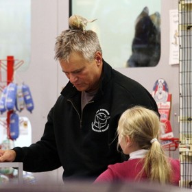 Richard Dean Anderson s dcerou Wylie v obchodě se zvířaty.