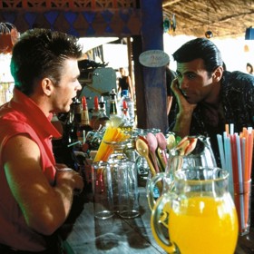 Rob Stewart se jako detektiv Nick Slaughter povaloval v baru, balil krásné ženy a k tomu stíhal řešit různé případy.