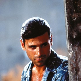 Nakonec se Rob Stewart ani nemusel nechat ostříhat, jen mu udělali culík a oblékli ho do rozepnuté havajské košile. A zrodil se Nick Slaughter...