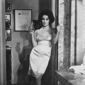 Módu slipových šatů tak trochu mimoděk odstartovala Elizabeth Taylor, která v nich vyvolala senzaci ve filmu Kočka na rozpálené plechové střeše z roku 1958.