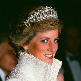 "V osmdesátých letech se modrá linka používala k prozáření a zvýraznění přírodně modrých očí," uvedl pro Vogue vizážista Daniel Martin.