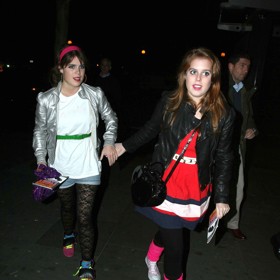 Tuhle divočinu vynesly princezna Eugenie a Beatrice na charitativní maškarní párty v roce 2008. Za co šly, můžeme jen hádat. 