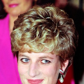 Na snímku z roku 1992, kdy už spolupracovala s vizážistkou Mary Greenwell, která ji líčila hlavně přirozenými odstíny bez modré linky. Níže se můžete inspirovat několika produkty, které ve spojení s princeznou vizážistka v průběhu let zmínila.