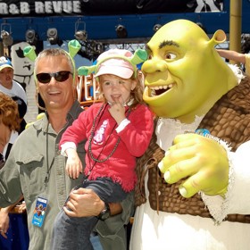 Richard Dean Anderson a jeho čtyřletá dcera Wylie na otevření atrakce Shrek 4D v zábavním parku Universal Studios Hollywood. 