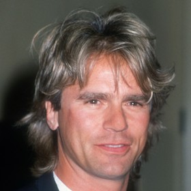 Richard Dean Anderson v 90. letech. Dlouho se o něm psalo jako o starém mládenci. Ale v roce 1996 potkal Apryl A. Prose a všechno se změnilo. O dva roky později přišla na svět Richardova jediná dcera Wylie Quinn Annarose Anderson.