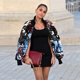 Letošní pařížský týden módy si manželka Lionela Messiho náležitě užila. Na přehlídky často oblékala krátké šaty a výrazné doplňky.