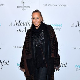 Návrhářka Donna Karan a pro ni typický pohodlný a šik styl. 