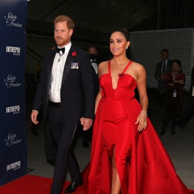 Hned na první akci po tom, co s princem Harrym odstoupili od královských povinností, zvolila Meghan Markle velmi výrazné korzetové šaty s hlubokým rozparkem od značky Carolina Herrera v sytě červené barvě. Být vidět se rozhodně nebojí.