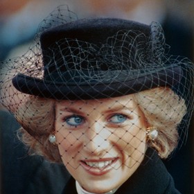 Princezna Diana milovala v osmdesátých letech modrou tužku ve spodní vnitřní lince.