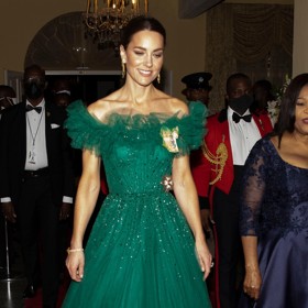 Na Jamajce v březnu 2022 předvedla Kate dokonalé zelené šaty od britské návrhářky Jenny Packham.