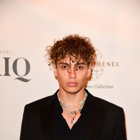 Influencer Bene Schulz ze slavné tiktokové skupiny Elevator Boys a jeho divoká trvalá.