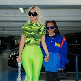 Neonově zelené pantaboots doplnila Kim Kardashian tričkem ve vojenském motivu a obřími brýlemi. Také její dcera má velký smysl pro módu, který zdědila po obou rodičích.