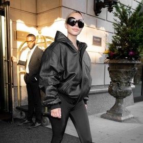 Černé pantaboots oblékla Kim Kardashian ve sportovním stylu s oversize koženým bomberem. Nejen tyto "chytré kalhoty", ale také brýle ráda nosí opakovaně.