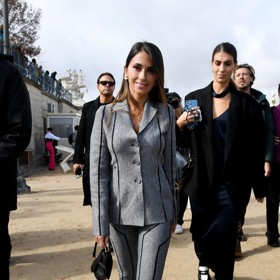 Na další přehlídku v Paříži zvolila Antonela Roccuzzo šedý kalhotový kostýmek a samozřejmě kabelku značky Dior.